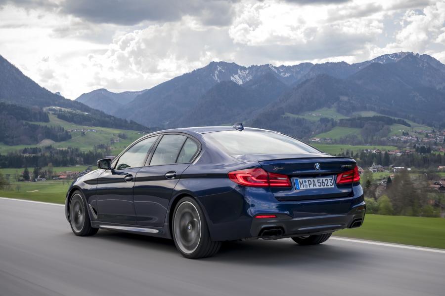  BMW M550i xDrive Sedan 2017 года  (WW) (фото 33 из 48)